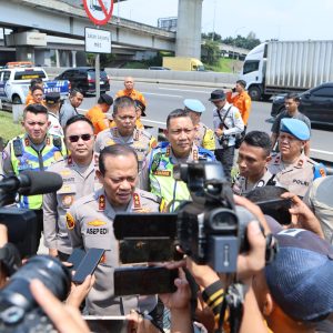Kapolda Metro Jaya Hingga Kepala Basarnas Cek Pos Pelayanan Pengamanan Cikunir, Pastikan Arus Mudik Aman dan Lancar