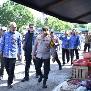 Kapolres Gresik Sidak Pasar, Sapa Pedagang dan Pastikan Stok Aman Jelang Idul Fitri 1447 H