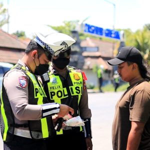 Jaga Kelancaran Arus Mudik, Satlantas Polres Gresik Tertibkan Angkutan Barang Sumbu 3 di Bunder