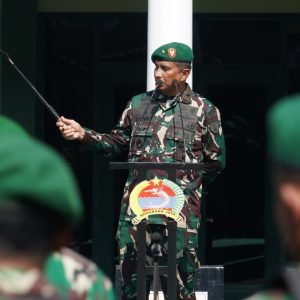 Danrem 084/BJ Serahkan Bingkisan Lebaran dan Pimpin Apel Pemberangkatan Cuti