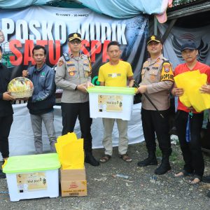 Wujud Kepedulian, Kapolres Gresik Bersama Bhayangkari Sambangi Pos Pengamanan Bagikan Hampers Lebaran