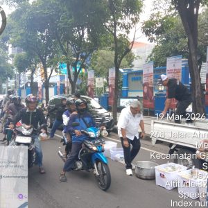 Semangat Berbagi di Hari ke-29 Ramadan, Relawan Bagikan 1.000 Paket Takjil di Jalan Ahmad Yani Surabaya