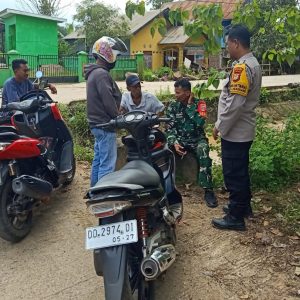 Sinergitas Bhabinkamtibmas Bersama Babinsa Laksanakan Door To Door System Di Wilayah Binaan 