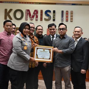 Komisi III DPR RI Beri Penghargaan ke Kapolres Metro Bekasi atas keberhasilan mengawal konflik antara Warga dengan Pengembang secara damai