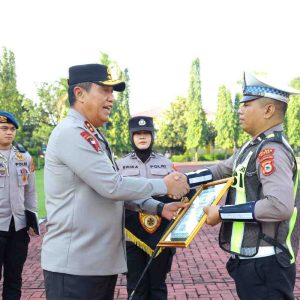 Kapolda Sulsel Pimpin Apel Gabungan dan Berikan Penghargaan kepada Personel Berprestasi