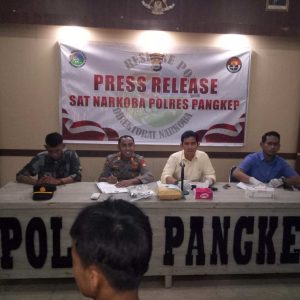 Dikira Sampah, Warga Pangkep Temukan Sabu 981 Gram di Pesisir Pantai Ma’rang