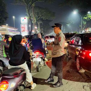 Kapolsek Panongan Pimpin Langsung Penguraian Antrean BBM di Citra Raya