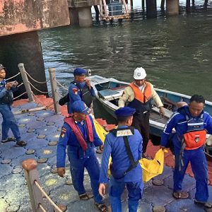 Respons Cepat Satpolairud Polres Gresik Bantu Evakuasi Jasad Lansia di Dermaga Pelabuhan Petro