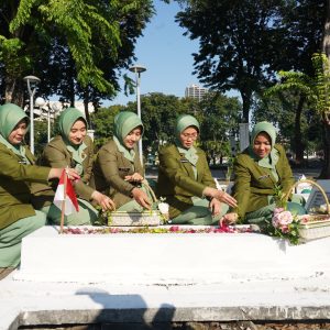 Ketua Persit KCK Koorcab Rem 084/BJ Bersama Pengurus Ikuti Ziarah di TMP