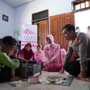Hari Jadi YKB ke-46, Kapolres Bojonegoro Beri Hadiah Laptop Bocah Jago Perbaiki Elektronik