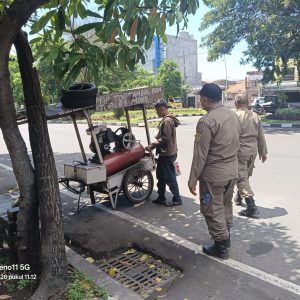 Diduga Tebang Pilih, Penertiban Satpol PP Kecamatan Krembangan Tuai Sorotan