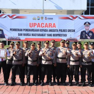Polres Gresik Beri Penghargaan 13 Personel dan 1 Warga, Kapolres Apresiasi Dedikasi Anggota