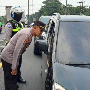 Antisipasi Kerusuhan Suporter, Polres Pasuruan Siagakan Personel di Exit Tol Purwodadi