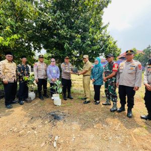 Sinergi Muspika Panongan dan Polri Dukung Program ASRI Lewat Penanaman Pohon Produktif