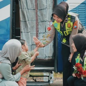 Peringati Hari Kartini, Srikandi Satlantas Polres Gresik Bagi Mawar dan Helm untuk Pemohon SIM Perempuan