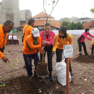 Bhayangkari Polrestabes Surabaya Hijaukan Lingkungan Asrama Polisi Koblen
