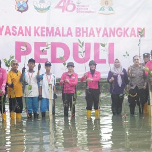 Sambut HUT ke-46, YKB Tanjung Perak Tanam Mangrove Pulihkan Lahan Kritis