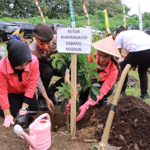 Hari Bumi, Polres Madiun Gandeng Perhutani Tanam Ribuan Bibit