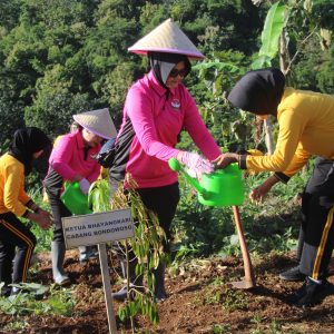 Gerakan Tanam Pohon, Polres Bondowoso Hijaukan Bukit Bintang