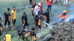 Gerakan Indonesia ASRI : Polres Ngawi Bersihkan Aliran Sungai di Jembatan Purba