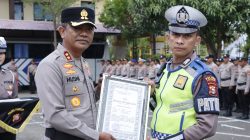 Tangkap Pengguna Narkoba Saat Patroli Malam, Dua Personel Satlantas Polres Pangkep Terima Penghargaan