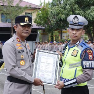 Tangkap Pengguna Narkoba Saat Patroli Malam, Dua Personel Satlantas Polres Pangkep Terima Penghargaan