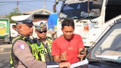 Polres Gresik Tindak Tegas Truk Nakal Langgar Jam Operasional di Pantura, Pelanggar Diputar Balik dan Diberikan Sanksi