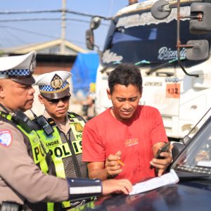 Polres Gresik Tindak Tegas Truk Nakal Langgar Jam Operasional di Pantura, Pelanggar Diputar Balik dan Diberikan Sanksi