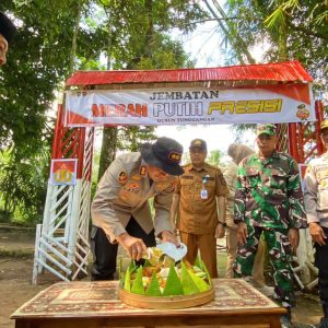 Polres Probolinggo Bangun Jembatan Merah Putih Presisi, Akses Warga Tiris – Andungsari Kembali Terhubung