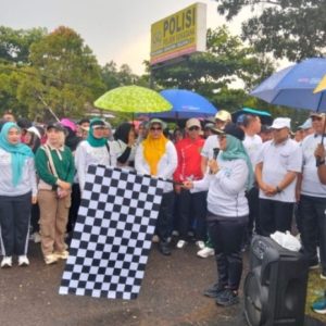 Bupati Lampung timur ,Hj Ela Siti Nuryamah buka HUT ke 27 th Lampung timur di meriahkan jalan sehat