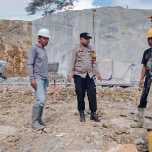 Polisi Sambangi Buruh Marmer di Pangkep Saat May Day, Imbau Jaga Kamtibmas