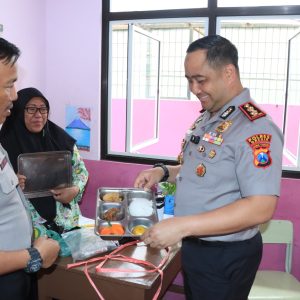 Polres Gresik Dukung Program Presiden, Kapolres Tinjau SPPG dan MBG di SLB Kemala Bhayangkari 2