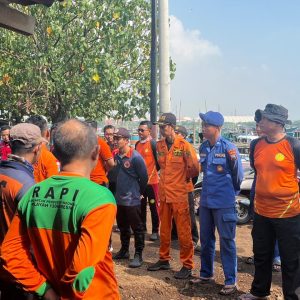 Satpolairud Polres Gresik bersama Tim SAR Gabungan Evakuasi Korban Ketiga Perahu Tenggelam