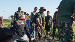 Danrem Tinjau TMMD, Turun Langsung Ajarkan Cara Membuat Adonan di Slempit