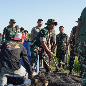 Danrem Tinjau TMMD, Turun Langsung Ajarkan Cara Membuat Adonan di Slempit