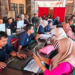 ‎Tiga Ratusan Warga Padati Balai Desa Slempit