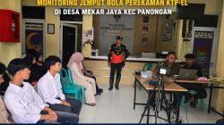 PURWA LURAH AING MONITORING JEMPUT BOLA PEREKAMAN KTP-EL DI DESA MEKAR JAYA