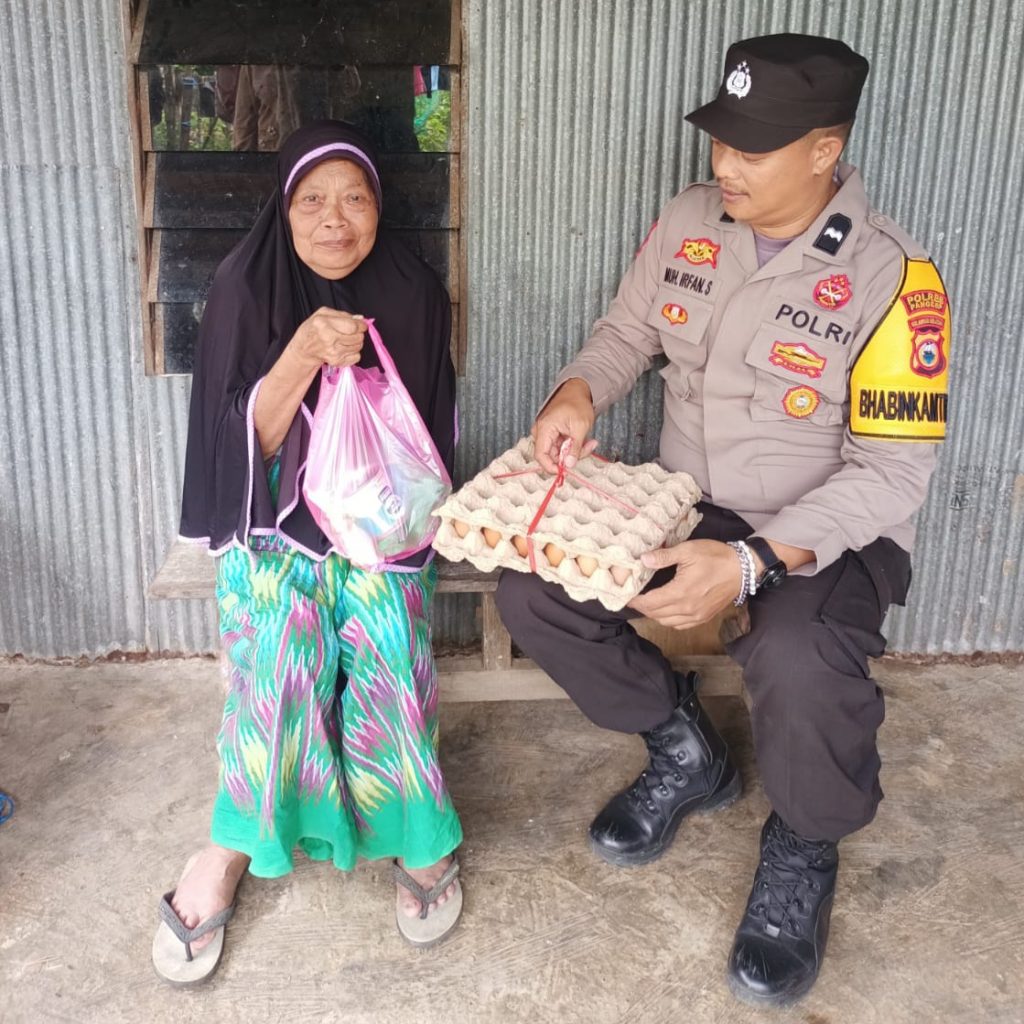 Peduli Warga Kurang Mampu, Bhabinkamtibmas Polsek Labakkang Bagikan Sembako di Desa Gentung