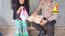 Peduli Warga Kurang Mampu, Bhabinkamtibmas Polsek Labakkang Bagikan Sembako di Desa Gentung