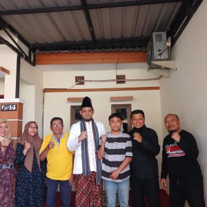 Doa dan Kebersamaan Warnai Kehadiran KH Ali Misbakul Munir di Tengah Duka Keluarga Sekjen AWOS