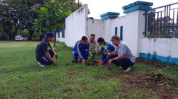 Camat Labakkang Tanam Pohon Di Pekarangan Kantor, Bantuan Bibit Dari BPT H Wilayah II Makassar