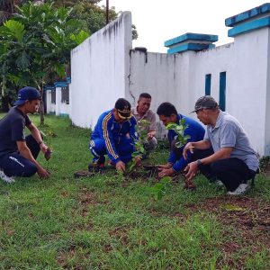Camat Labakkang Tanam Pohon Di Pekarangan Kantor, Bantuan Bibit Dari BPT H Wilayah II Makassar