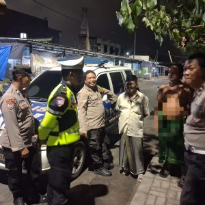 Patroli Dialogis Polres Pelabuhan Tanjungperak Imbau Warga di Pesisir Surabaya Antisipasi Banjir Rob