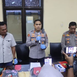 Polres Pacitan Amankan Dua Tersangka Penyiram Air Keras Penjual Tempe