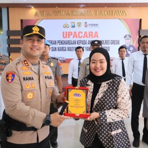 Kapolres Gresik Beri Reward Personel Berprestasi, Dorong Semangat Pengabdian dan Pelayanan