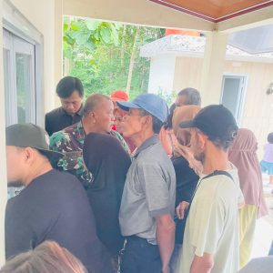 Babinsa Koramil 14/Panongan Monitoring Penyaluran Bantuan Pangan BULOG di Desa Peusar