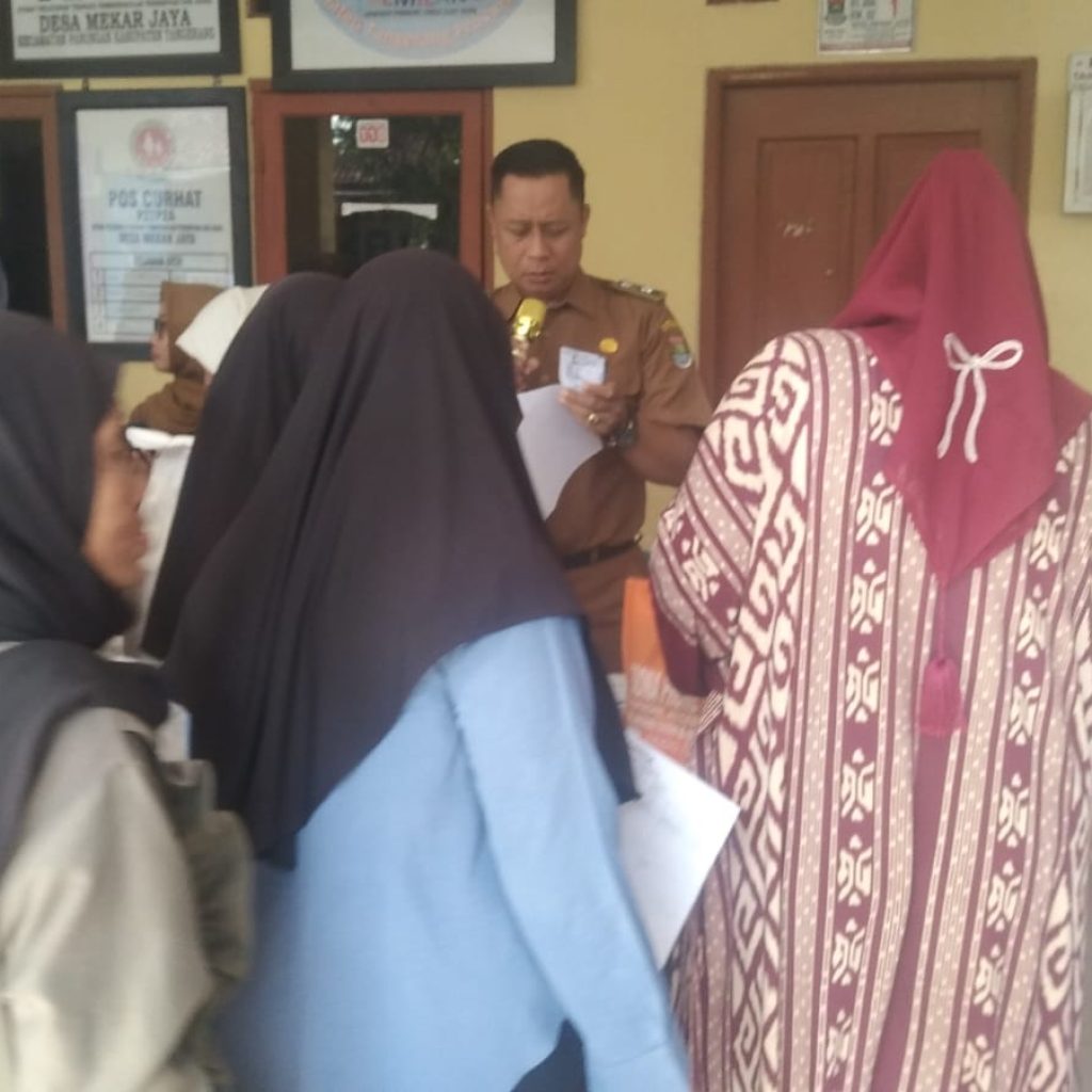 Pemdes Mekar Jaya salurkan bantuan pangan beras Bulog dan minyak sayur untuk 1.007 KPM