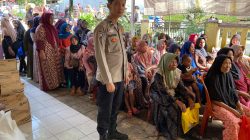 Bhabinkamtibmas Desa Mekar Jaya monitoring penyaluran bansos Bulog