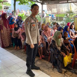 Bhabinkamtibmas Desa Mekar Jaya monitoring penyaluran bansos Bulog