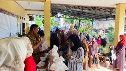 Melalui Program Berkelanjutan, BULOG Salurkan Bantuan Pangan untuk Warga Mekar Jaya